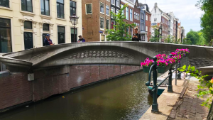 compleet beeld metaal 3D print brug in Amsterdam wallen